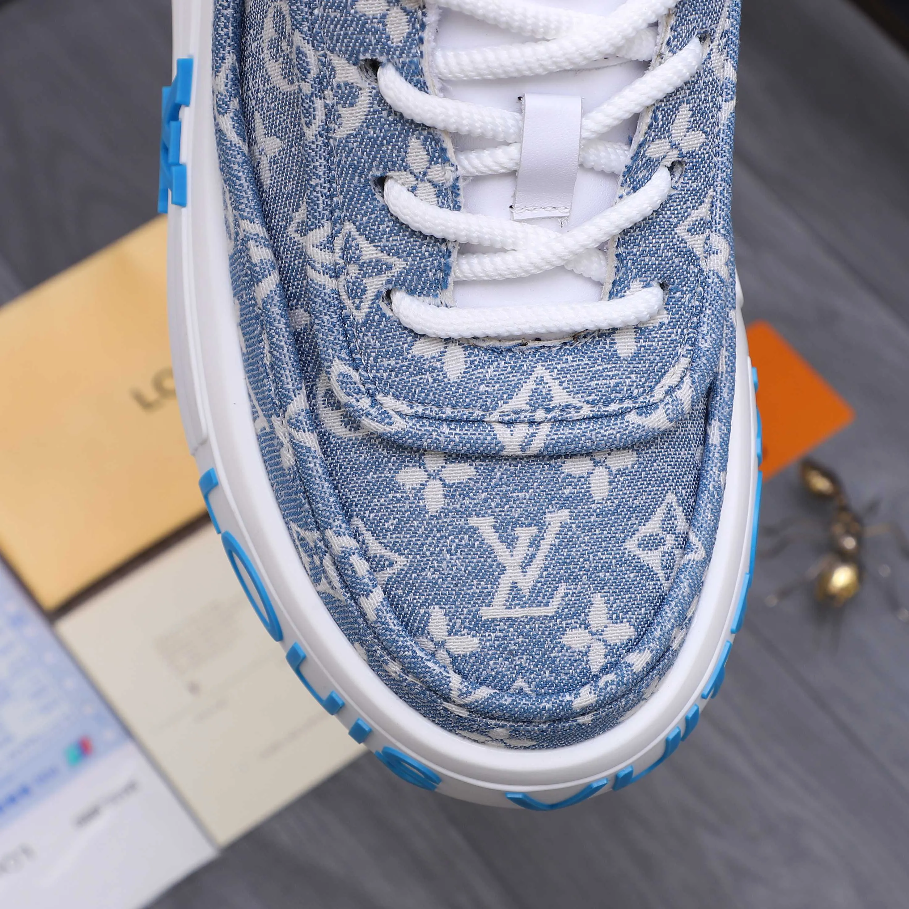 Men's shoes 💰560 Product trademark: LV [Louis Vuitton] casual shoes, regular size. Size: 38-46 (38.45.46 is custom-made and non-returnable) Product materials: Selected breathable denim woven upper, cowhide insole, mesh lining, original outsole